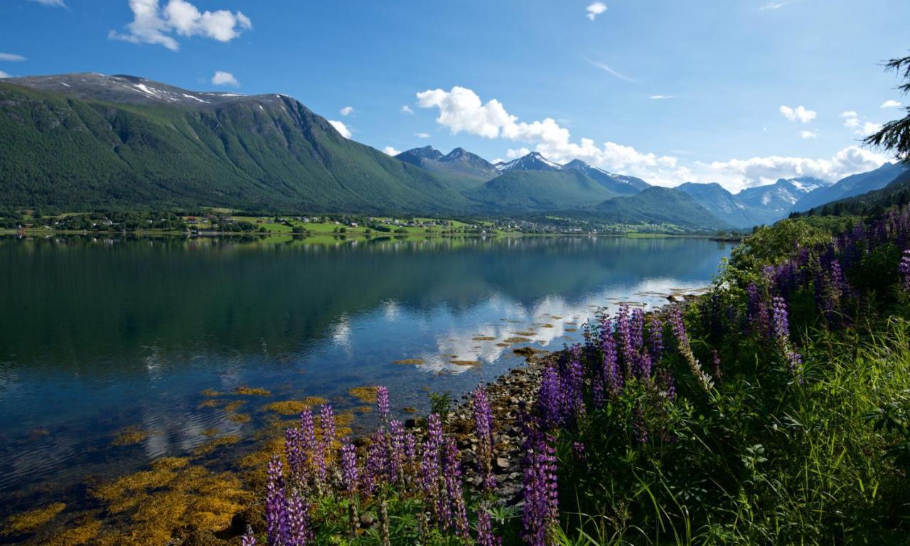 Isfjorden Turisthotell & Motell Exterior photo